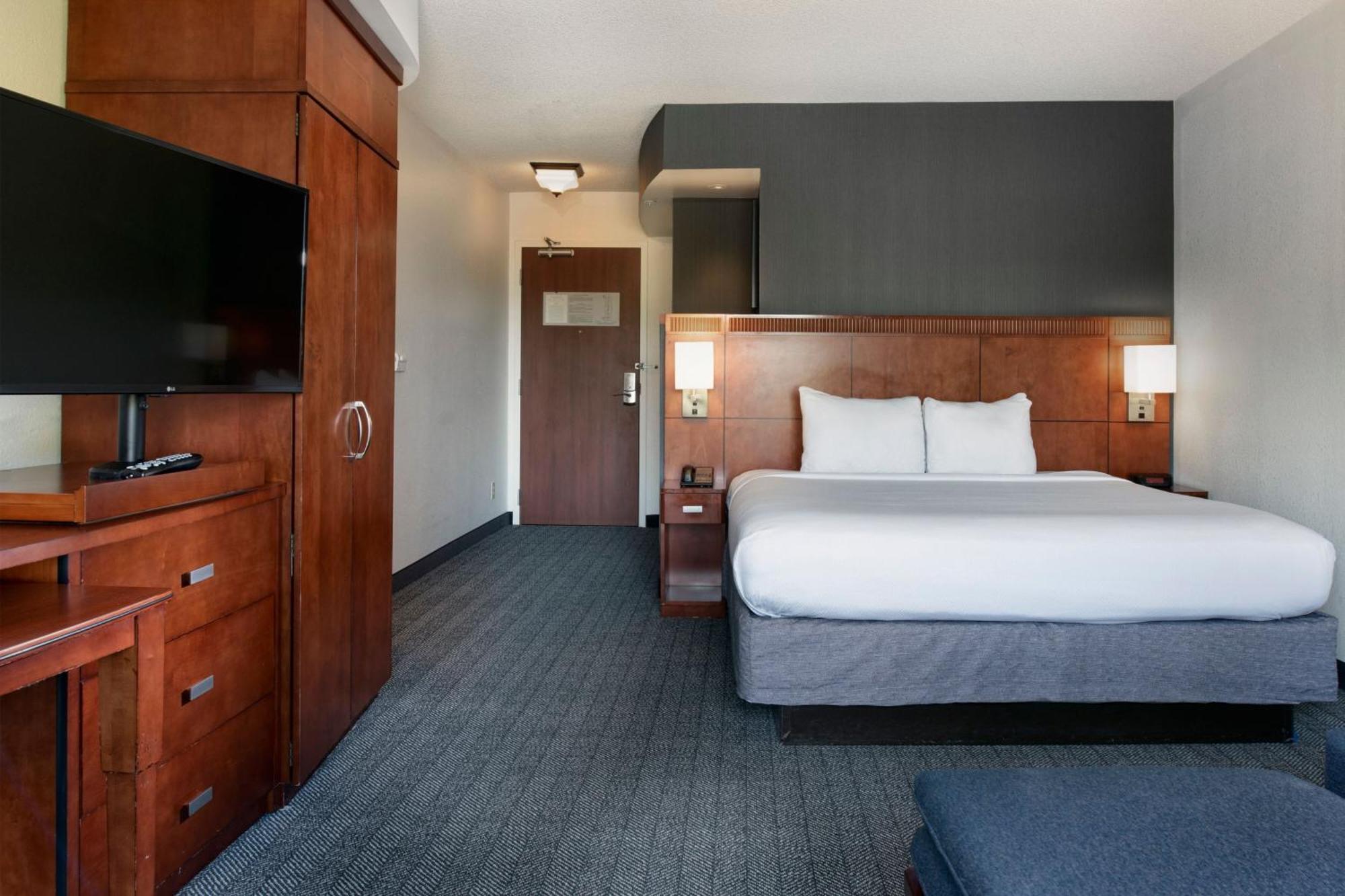 Courtyard Memphis Hotel 3*